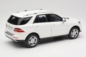 Mercedes ML W166 Valkoinen Minichamps 1:18 100030101 Metalli — kuva 3 / 8