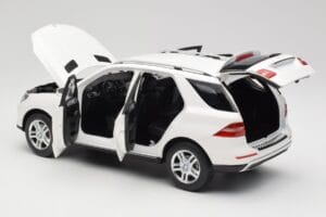 Mercedes ML W166 Valkoinen Minichamps 1:18 100030101 Metalli — kuva 5 / 8