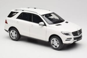 Mercedes ML W166 Valkoinen Minichamps 1:18 100030101 Metalli — kuva 6 / 8
