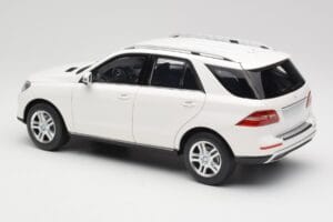 Mercedes ML W166 Valkoinen Minichamps 1:18 100030101 Metalli — kuva 7 / 8