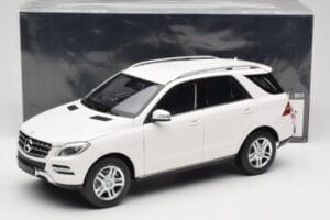 Mercedes ML W166 Valkoinen Minichamps 1:18 100030101 Metalli — kuva 8 / 8