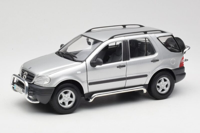 Mercedes ML320 W163 Hopea Maisto 1:18 50319 Metalli