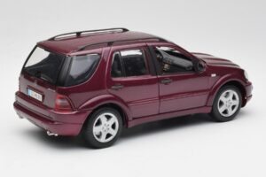 Mercedes ML55 AMG W163 Violetti Maisto 1:18 31876 Metalli — kuva 3 / 8