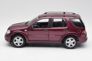 Mercedes ML55 AMG W163 Violetti Maisto 1:18 31876 Metalli — kuva 4 / 8