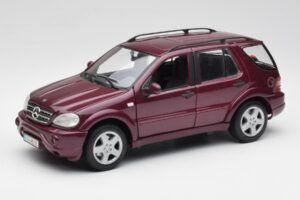 Mercedes ML55 AMG W163 Violetti Maisto 1:18 31876 Metalli