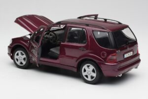 Mercedes ML55 AMG W163 Violetti Maisto 1:18 31876 Metalli — kuva 5 / 8