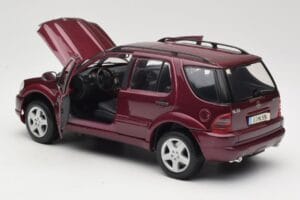Mercedes ML55 AMG W163 Punainen Maisto 1:18 50348 Metalli — kuva 5 / 8