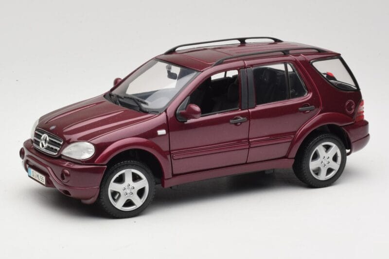 Mercedes ML55 AMG W163 Punainen Maisto 1:18 50348 Metalli