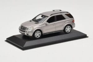 Mercedes ML63 AMG W164 Harmaa Metallic Minichamps 1:43 400034570 Metalli — kuva 2 / 4