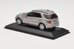 Mercedes ML63 AMG W164 Harmaa Metallic Minichamps 1:43 400034570 Metalli — kuva 3 / 4