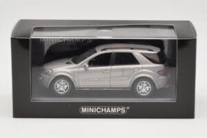 Mercedes ML63 AMG W164 Harmaa Metallic Minichamps 1:43 400034570 Metalli — kuva 4 / 4