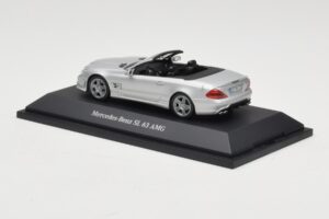 Mercedes SL 63 AMG R230 Silver Metallic Minichamps 1:43 B66960018 Metalli — kuva 3 / 4