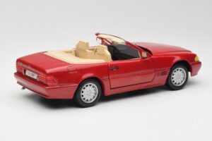 Mercedes SL500 R129 Punainen Revell 1:18 08927 Metalli — kuva 3 / 8