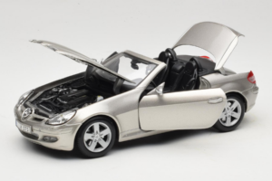 Mercedes SLK R171 Vaalea Pronssi Metallic Maisto 1:18 31674-R1 Metalli — kuva 2 / 8