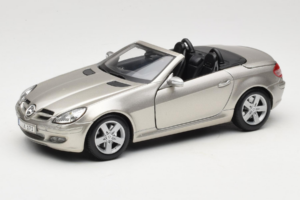 Mercedes SLK R171 Vaalea Pronssi Metallic Maisto 1:18 31674-R1 Metalli