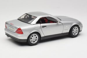 Mercedes SLK R170 Roadster Hopea Maisto 1:18 31674 Metalli — kuva 5 / 9