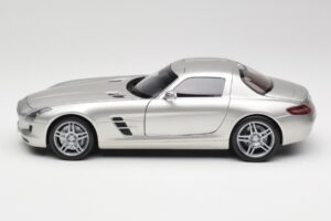 Mercedes SLS AMG C197 Matt Hopea Minichamps 1:18 100039029 Metalli — kuva 4 / 8