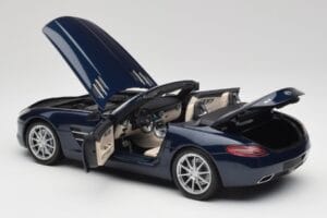 Mercedes SLS AMG R197 Roadster South Seas Sininen Minichamps 1:18 100039031 Metalli — kuva 5 / 8