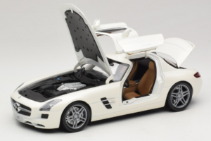 Mercedes SLS AMG Designo Mystic White Museum Edition Minichamps 1:18 B66055551 Metalli — kuva 2 / 8