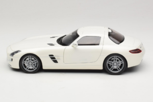 Mercedes SLS AMG Designo Mystic White Museum Edition Minichamps 1:18 B66055551 Metalli — kuva 4 / 8