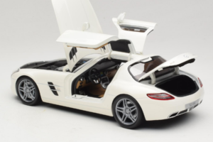 Mercedes SLS AMG Designo Mystic White Museum Edition Minichamps 1:18 B66055551 Metalli — kuva 5 / 8