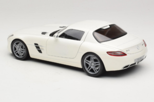 Mercedes SLS AMG Designo Mystic White Museum Edition Minichamps 1:18 B66055551 Metalli — kuva 7 / 8