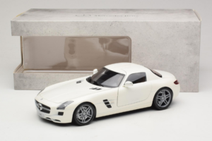 Mercedes SLS AMG Designo Mystic White Museum Edition Minichamps 1:18 B66055551 Metalli — kuva 8 / 8