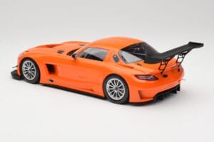 Mercedes SLS AMG GT3 C197 Street Oranssi Minichamps 1:18 151113105 Metalli — kuva 5 / 6