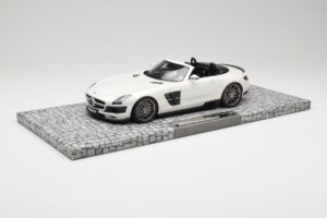 Mercedes Brabus SLS AMG 700 Biturbo Roadster Pearl Valkoinen Minichamps 1:18 107032130 Metalli