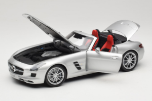 Mercedes SLS AMG Roadster Iridium Hopea Minichamps 1:18 B66960078 Metalli — kuva 2 / 8