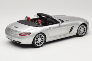 Mercedes SLS AMG Roadster Iridium Hopea Minichamps 1:18 B66960078 Metalli — kuva 3 / 8