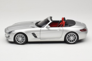 Mercedes SLS AMG Roadster Iridium Hopea Minichamps 1:18 B66960078 Metalli — kuva 4 / 8