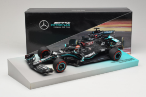 Mercedes W11 #63 G. Russell Mercedes AMG Petronas Sakhir Grand Prix 2020 Minichamps 1:18 113201663 Hartsi — kuva 7 / 7