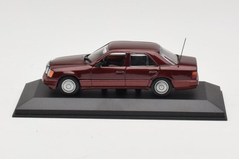 Mercedes W124 Dark Red Metallic Minichamps 1:43 MB002 Metalli