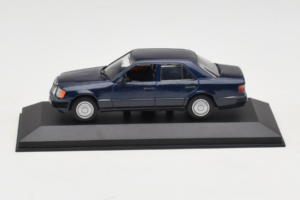 Mercedes W124 Tummansininen Minichamps 1:43 MB006 Metalli