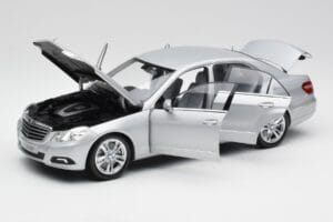 Mercedes E-sarja W212 Avantgarde Iridium Hopea Maali 2. Painos Minichamps 1:18 B66960212-D2 Metalli — kuva 2 / 11