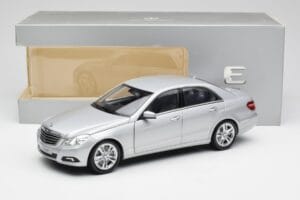 Mercedes E-sarja W212 Avantgarde Iridium Hopea Maali 2. Painos Minichamps 1:18 B66960212-D2 Metalli — kuva 11 / 11