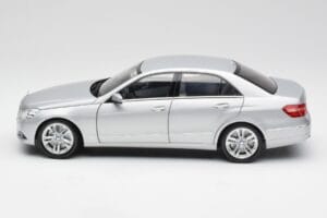 Mercedes E-sarja W212 Avantgarde Iridium Hopea Maali 2. Painos Minichamps 1:18 B66960212-D2 Metalli — kuva 4 / 11