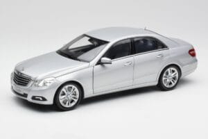 Mercedes E-sarja W212 Avantgarde Iridium Hopea Maali 2. Painos Minichamps 1:18 B66960212-D2 Metalli