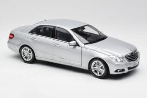 Mercedes E-sarja W212 Avantgarde Iridium Hopea Maali 2. Painos Minichamps 1:18 B66960212-D2 Metalli — kuva 6 / 11