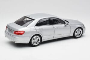 Mercedes E-sarja W212 Avantgarde Iridium Hopea Maali 1. Painos Minichamps 1:18 B66960212-D1 Metalli — kuva 3 / 11