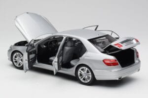 Mercedes E-sarja W212 Avantgarde Iridium Hopea Maali 1. Painos Minichamps 1:18 B66960212-D1 Metalli — kuva 5 / 11