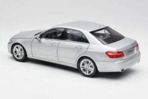 Mercedes E-sarja W212 Avantgarde Iridium Hopea Maali 1. Painos Minichamps 1:18 B66960212-D1 Metalli — kuva 7 / 11