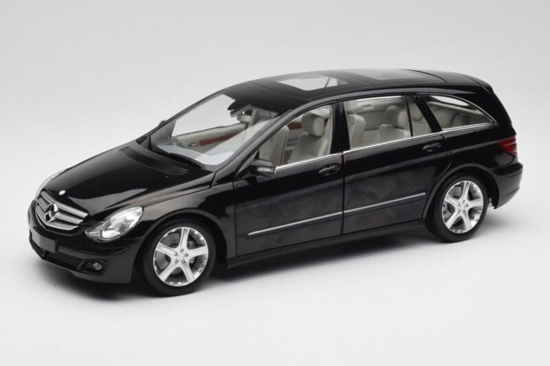 Mercedes R-Class W251 Obsidian Musta Minichamps 1:18 150034601 Metalli