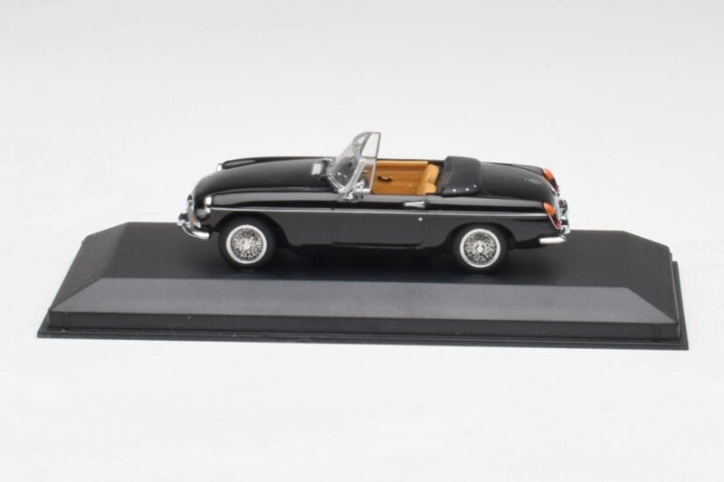 MGB Avoauto Musta Minichamps 1:43 430131030 Metalli