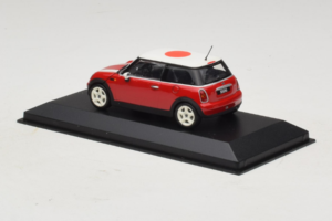 Mini Cooper Punainen Japanin Lipulla Minichamps 1:43 80420309024-R1 Metalli — kuva 3 / 5