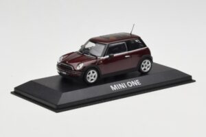 Mini One R50 Tummanpunainen Mustalla Katolla Minichamps 1:43 MINI008 Metalli — kuva 2 / 5