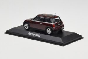 Mini One R50 Tummanpunainen Mustalla Katolla Minichamps 1:43 MINI008 Metalli — kuva 3 / 5