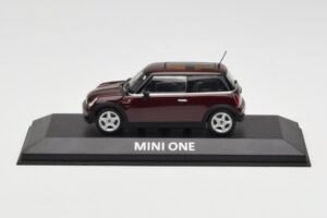 Mini One R50 Tummanpunainen Mustalla Katolla Minichamps 1:43 MINI008 Metalli