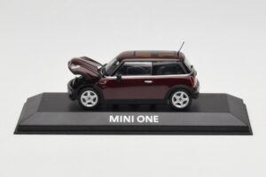 Mini One R50 Tummanpunainen Mustalla Katolla Minichamps 1:43 MINI008 Metalli — kuva 5 / 5